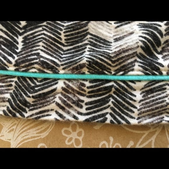 ISO Gilligan & O'Malley Black Cream Feather Geometric Sleep Fluid Pajama Shorts - Picture 3 of 6